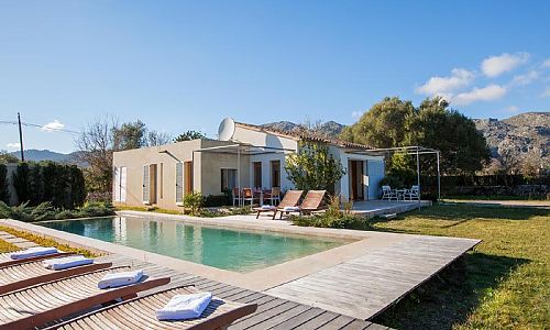 Gartenbereich Rasen Pool Sonnenliegen Terrasse Gartenmoebel