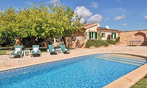 Sonnenliegen am Poolbereich vor der Finca