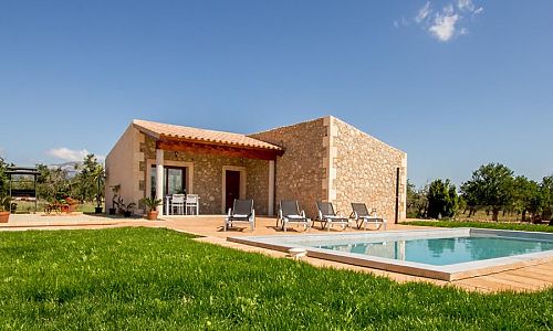 Poolbreich vor der Finca mit Rasen