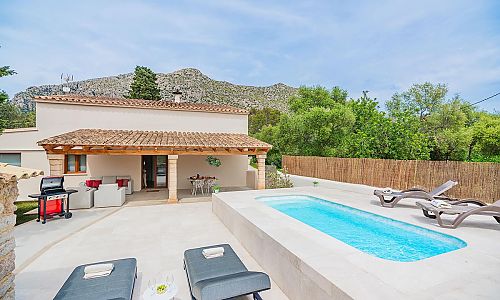 Pool mit Sonnenliegen vor der Finca