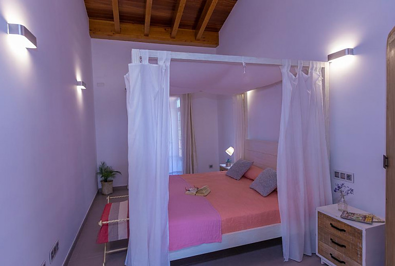Schlafzimmer mit Doppelbett und Nachttisch