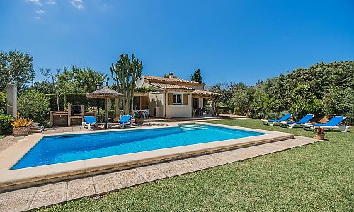 Finca mit Rasen und Pool