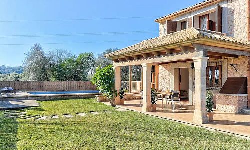 Rasen und Poolbereich vor der Finca