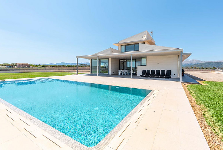 Rasen und Pool vor der Finca