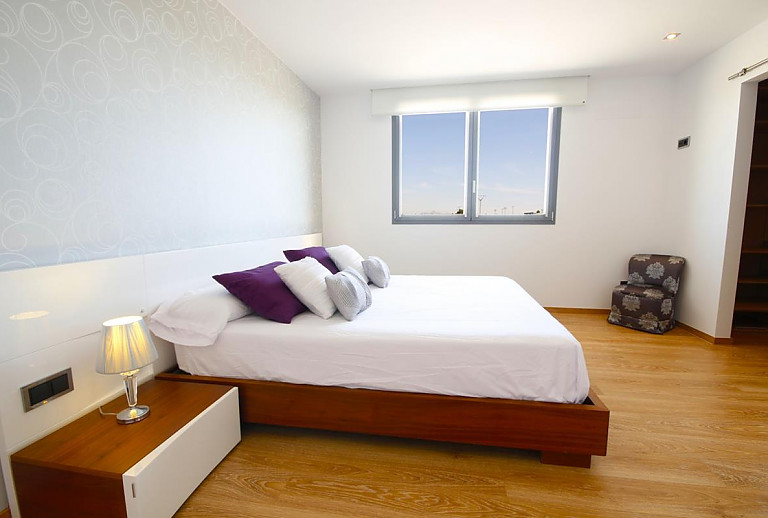 Schlafzimmer mit Doppelbett und Fenster
