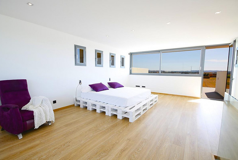 Sessel und Doppelbett im Schlafzimmer