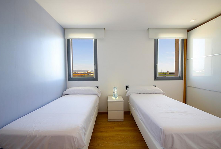 Schlafzimmer mit Einzelbetten und Nachttisch