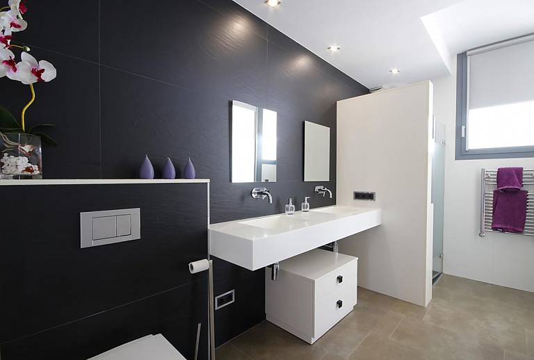 Badezimmer mit WC und Spiegel