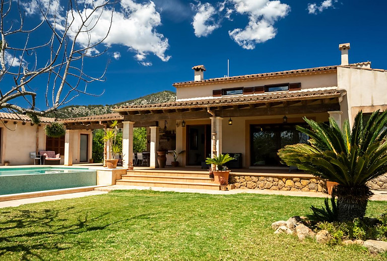 Finca mit Rasen und Pool