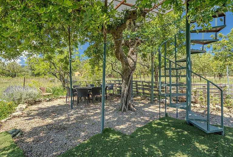 Garten mit Bäumen und Esstisch