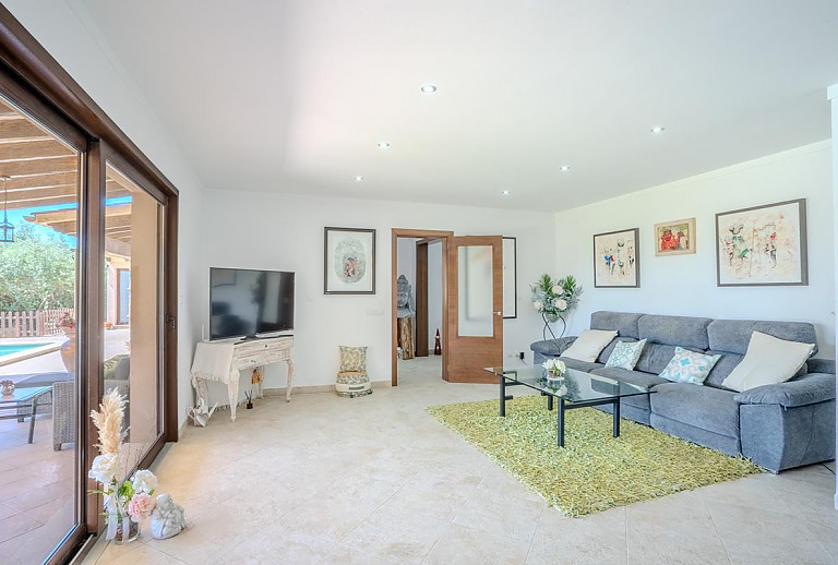 Wohnzimmer mit Fernseher und Sofa
