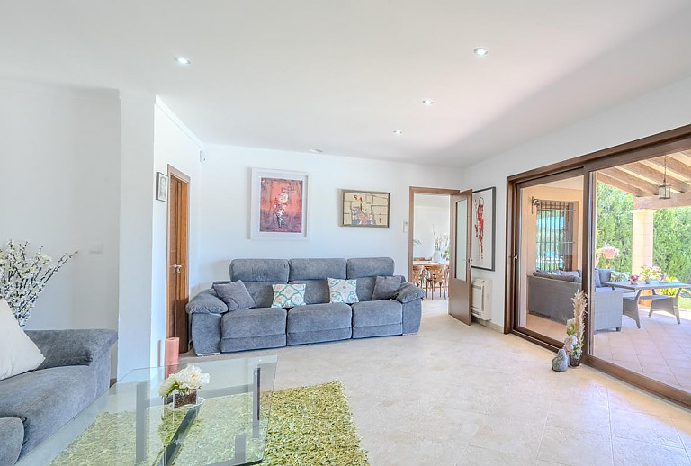 Wohnzimmer mit Terrassenzugang und Sofa