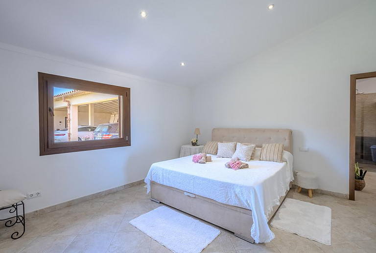 Schlafzimmer mit Badezimmer und Doppelbett