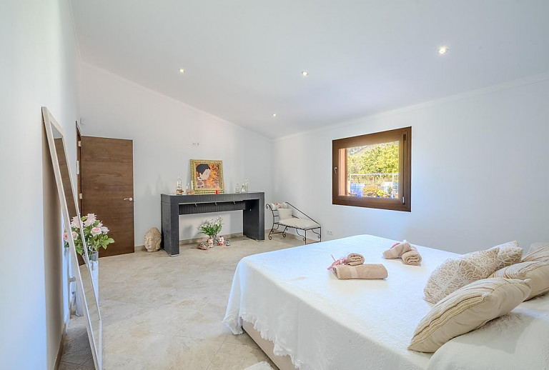 Schlafzimmer mit Fenster und Doppelbett