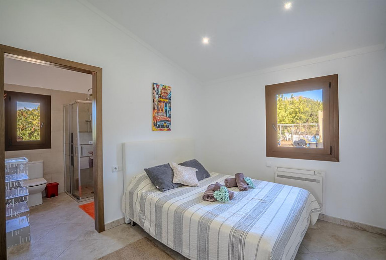 Schlafzimmer mit Doppelbett und Fenster