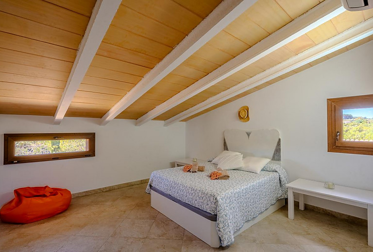 Schlafzimmer mit Doppelbett und Sitzsack