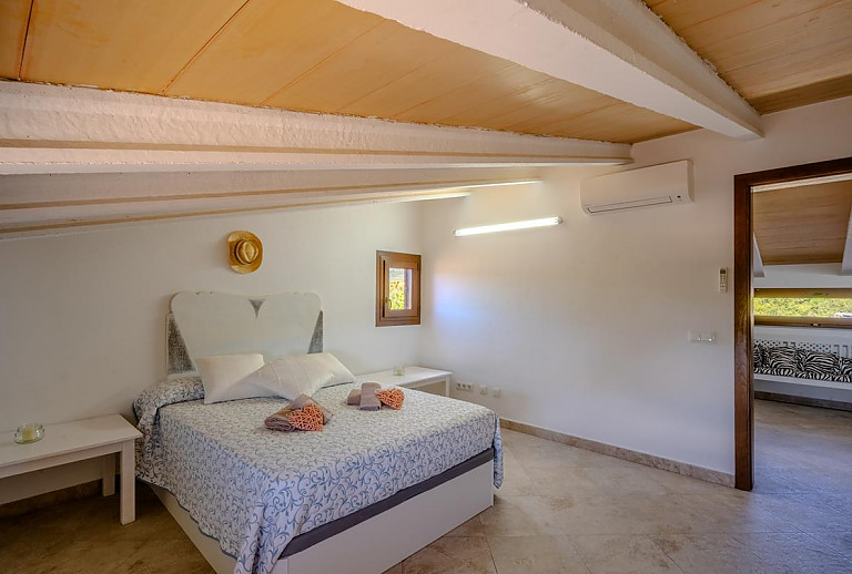 Schlafzimmer mit Doppelbett und Klimaanlage