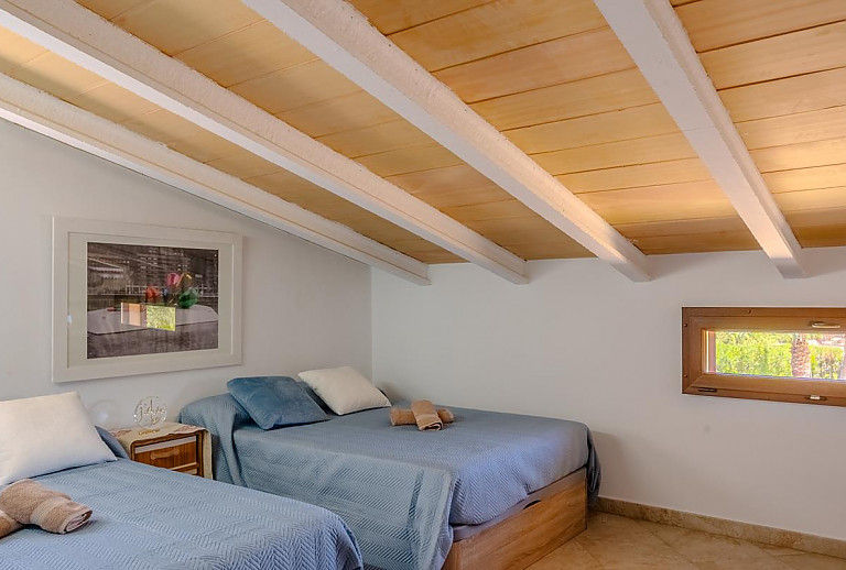 Schlafzimmer mit Einzelbetten und Wandbild