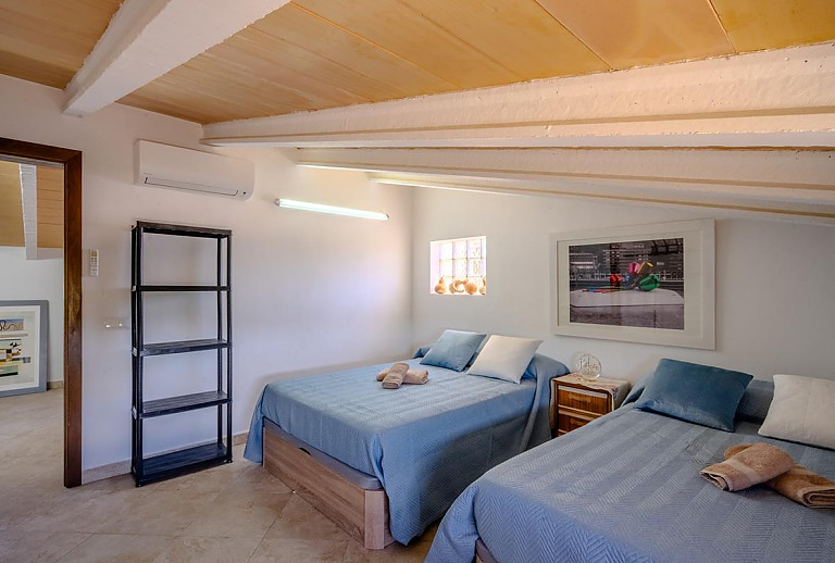 Schlafzimmer mit Einzelbetten und Nachttisch
