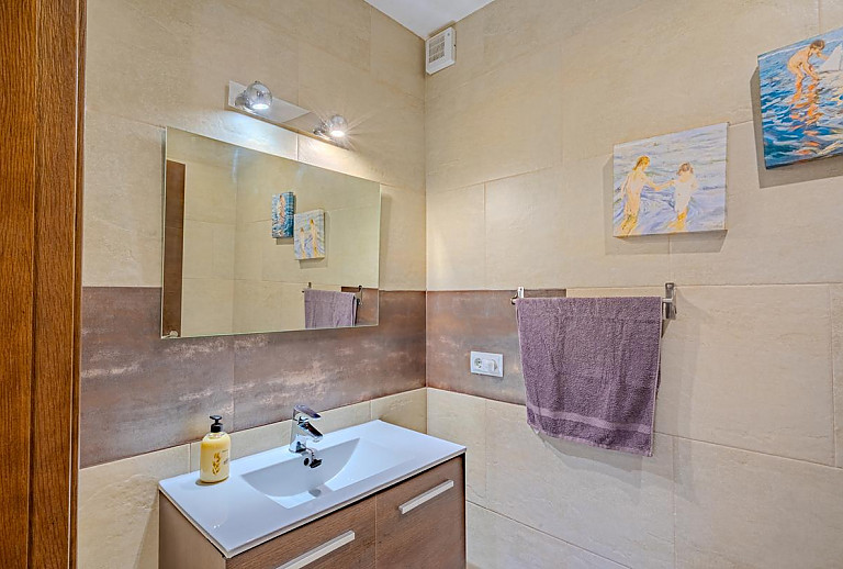 Badezimmer mit Waschbecken und Spiegel