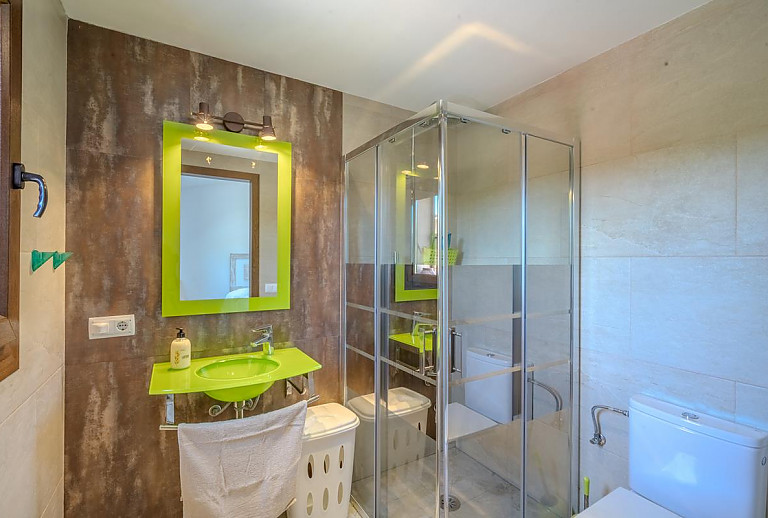 Bad mit Dusche und WC