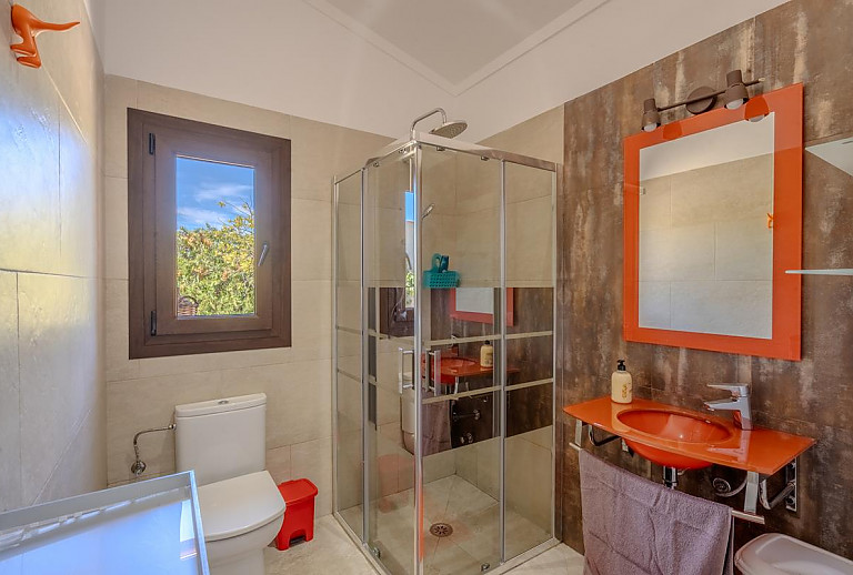 WC und Dusche im Badezimmer