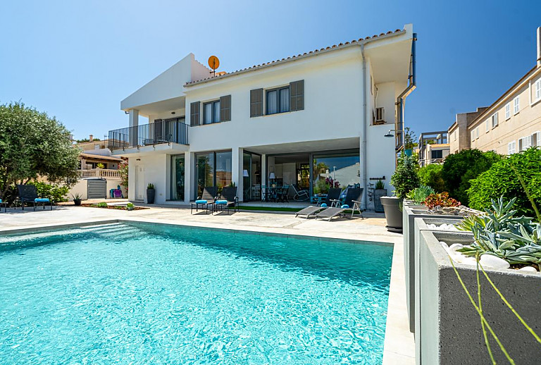 Ferienhaus mit Pool und Sonnenliegen