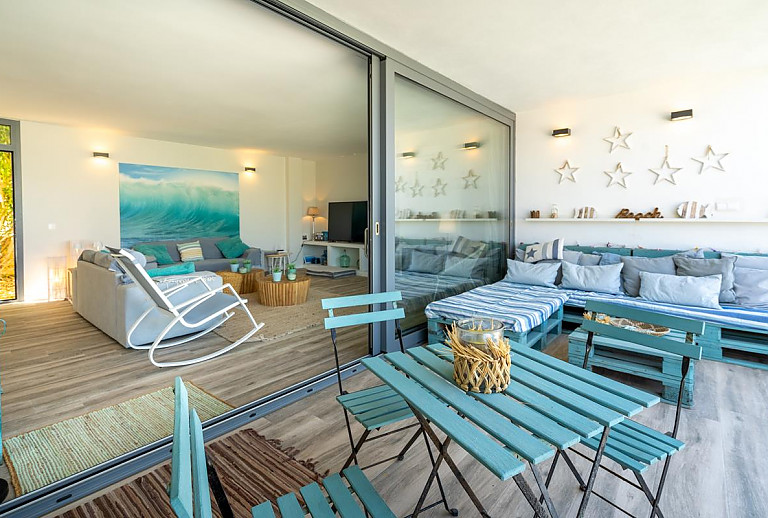 Terrasse mit Sitzmöbeln vor dem Wohnzimmer
