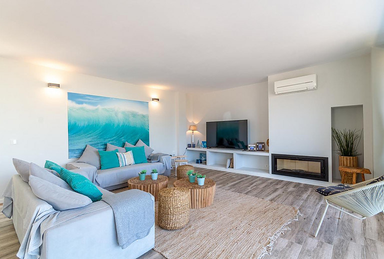 Wohnzimmer mit Sofas und Fernseher