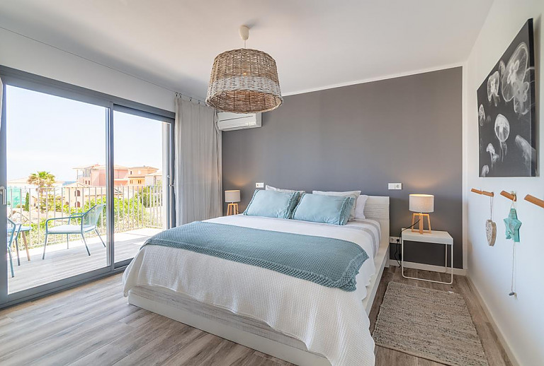 Schlafzimmer mit Doppelbett und Balkonzugang