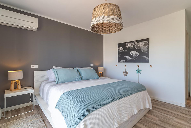 Schlafzimmer mit Doppelbett und Nachttisch