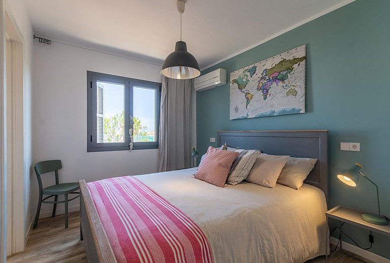 Schlafzimmer mit Doppelbett und Klimaanlage