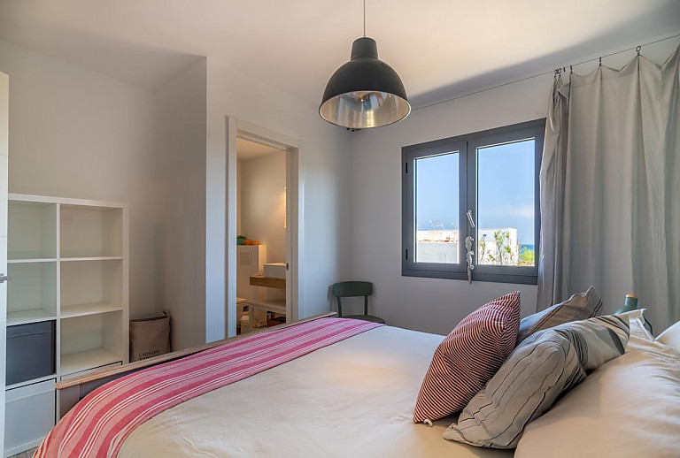 Schlafzimmer mit Doppelbett und Badezimmer