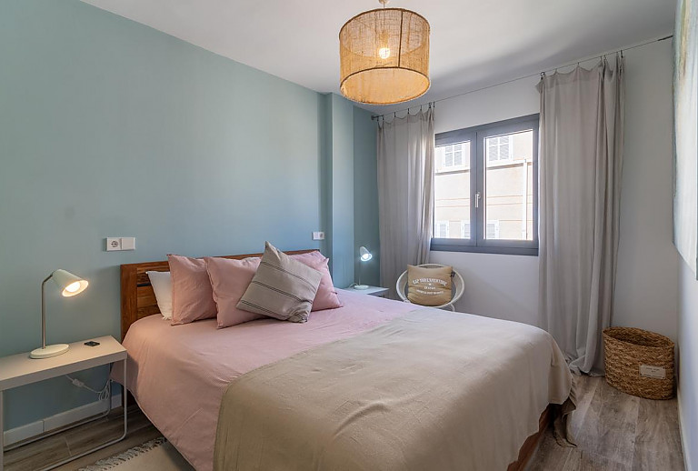 Schlafzimmer mit Doppelbett und Nachttisch