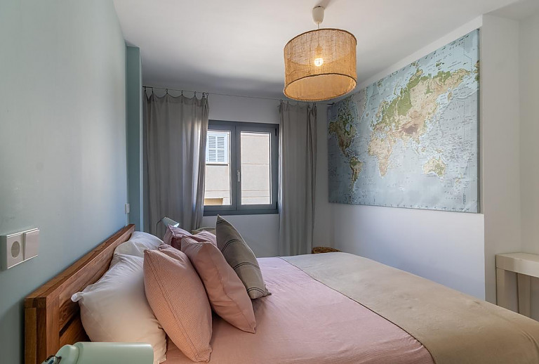Schlafzimmer mit Doppelbett und Wandbild