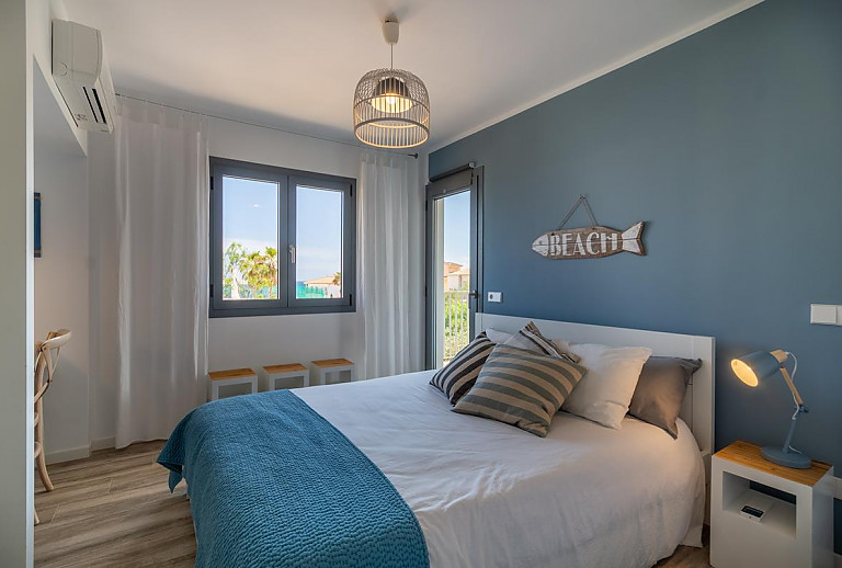 Schlafzimmer mit Doppelbett und Schreibtisch