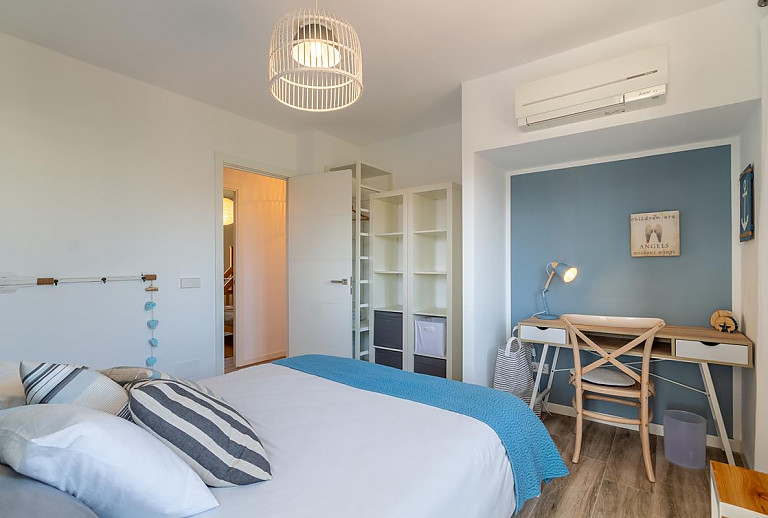 Schlafzimmer mit Doppelbett und Klimaanlage