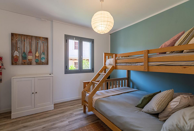 Schlafzimmer mit Doppelstockbett und Schrank