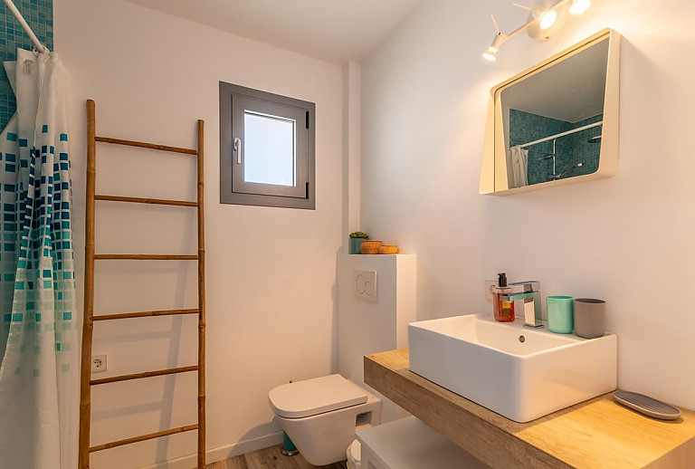 Badezimmer mit WC und Waschbecken