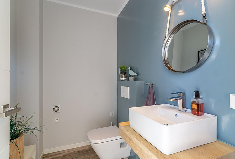 Waschbecken und Spiegel im Badezimmer