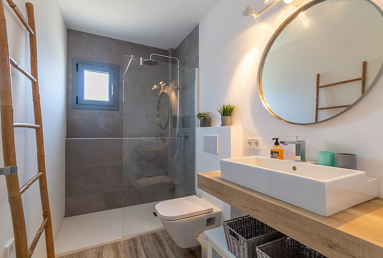 Dusche und WC im Bad