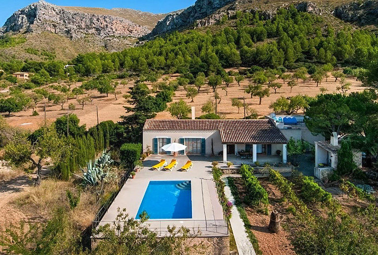 Luftaufnahme vom Grundstück mit Pool und Finca