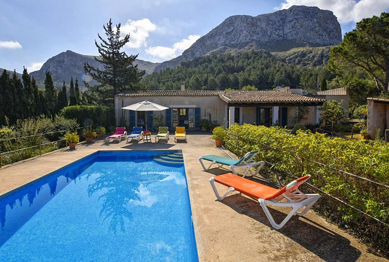 Grundstück mit Pool und Finca