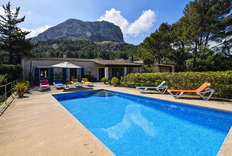 Außenbereich mit Pool und Finca