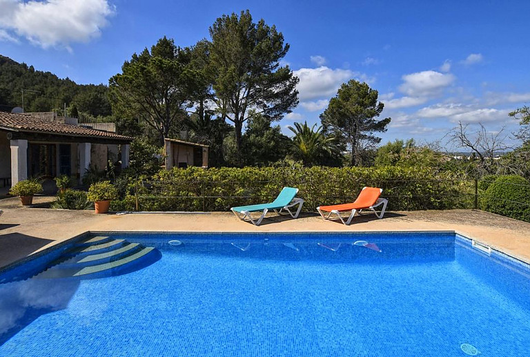 Sonnenliegen am Pool im Garten