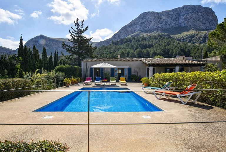 Finca mit Pool und Sonnenliegen