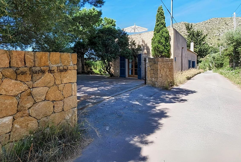 Einfahrt und Gartentor zur Finca