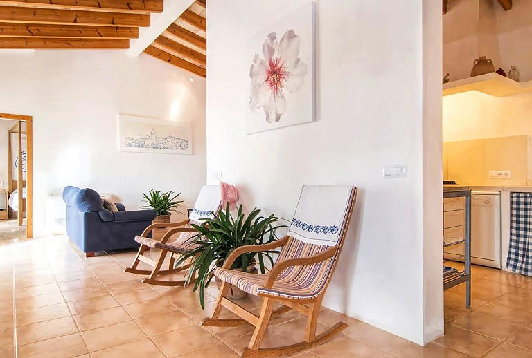 Wohnzimmer mit Couch und Schaukelstühlen