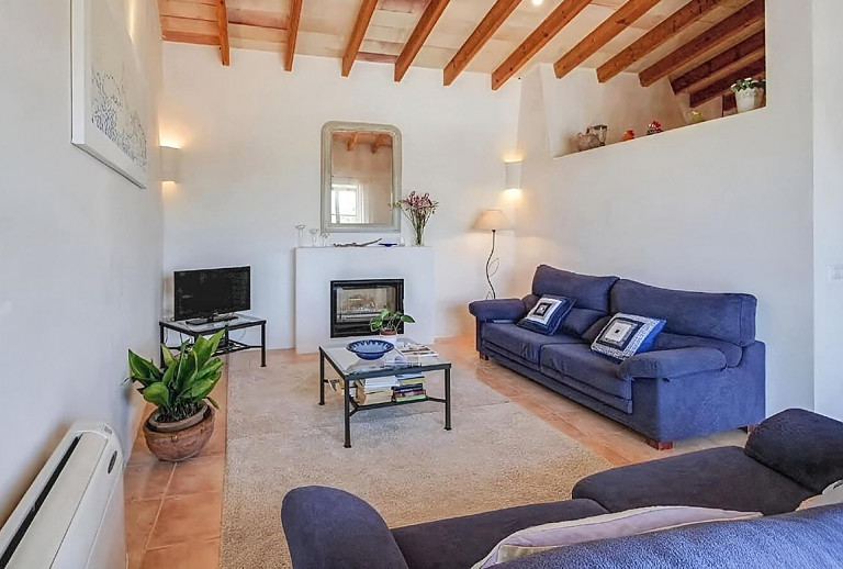 Wohnzimmer mit Sofas und Kamin