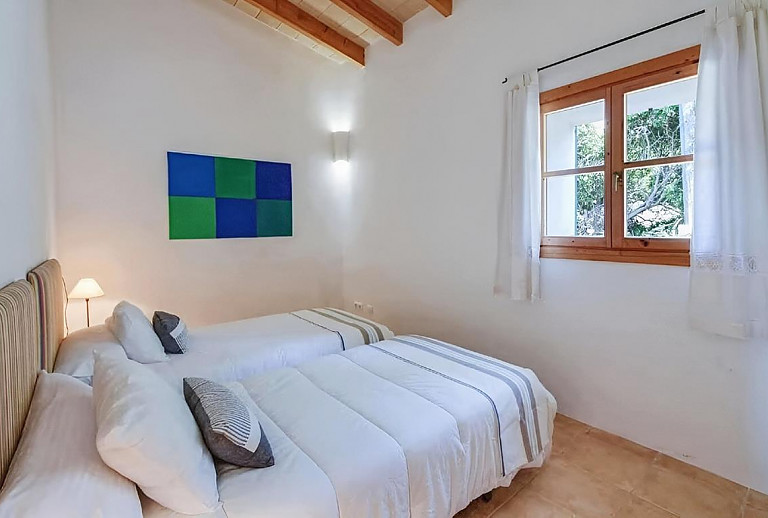 Schlafzimmer mit Einzelbetten und Fenster